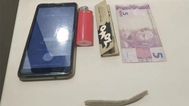 Jacobina:  Polícia viraliza ao postar prisão de homem com R$ 5 e cigarro de maconha - policia, jacobina, bahia