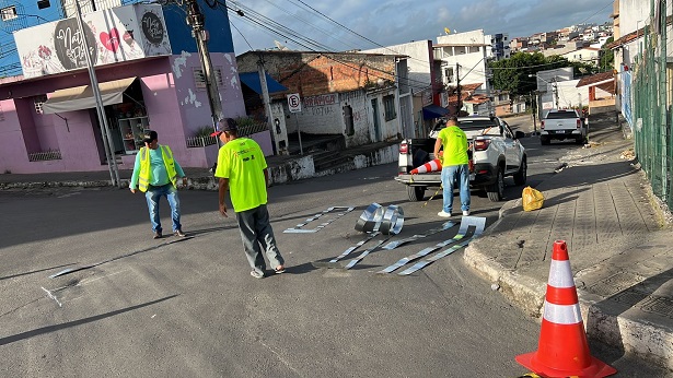 SAJ: SMTT instala placa de conversão livre para direita na Rua Tiradentes - saj, bahia