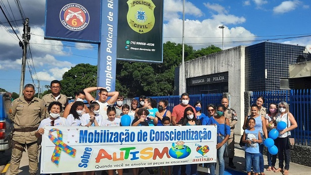 Rio Real: Crianças do espectro autista visitam 6ª CIPM - rio-real, bahia