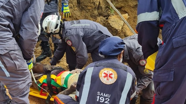 Porto Seguro: Bombeiros resgatam idoso que ficou soterrado - porto-seguro, destaque, bahia, transito
