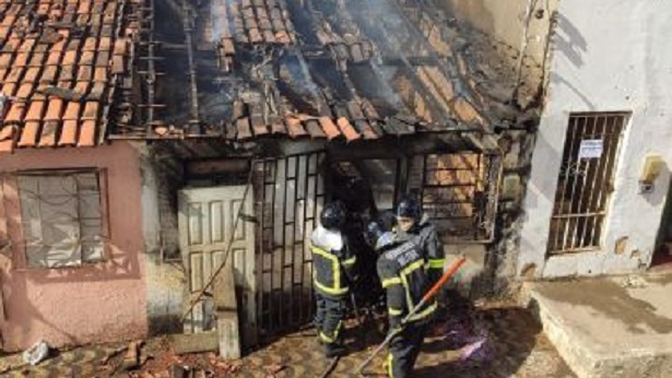 Barreiras: Incêndio atinge casa em Vila Brasil - barreiras, bahia