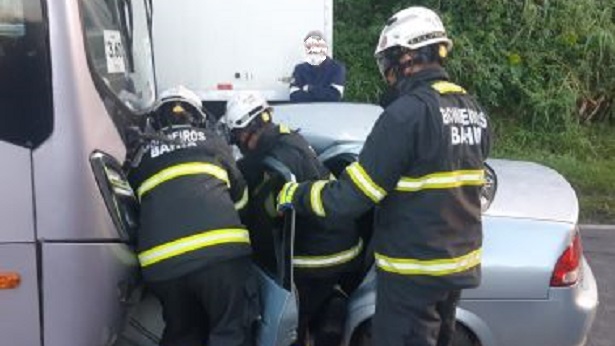 Itabuna: Bombeiros do 4° GBM retiram homem preso nas ferragens após acidente na BR-415 - itabuna, bahia, transito