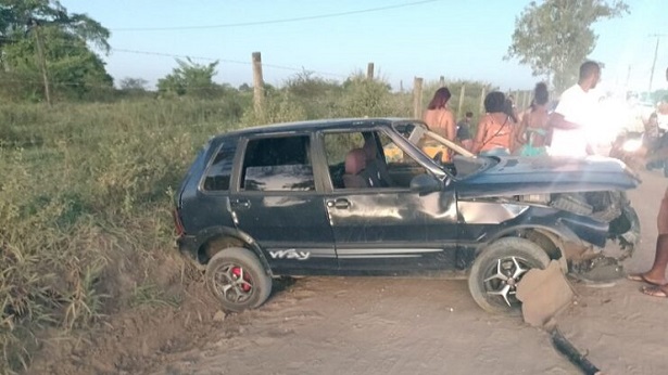 Cruz das Almas: Carro capota próximo a campus da UFRB - destaque, cruz-das-almas, bahia, transito