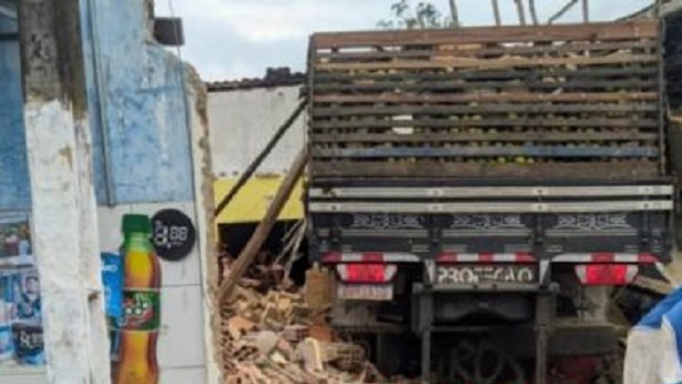 Alagoinhas: Três ficam feridos após caminhão desgovernado atingir mercearia e padaria - alagoinhas, transito