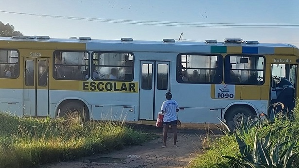 Cruz das Almas: Aluno solta bomba junina dentro de ônibus escolar - muritiba, educacao, destaque, cruz-das-almas, bahia