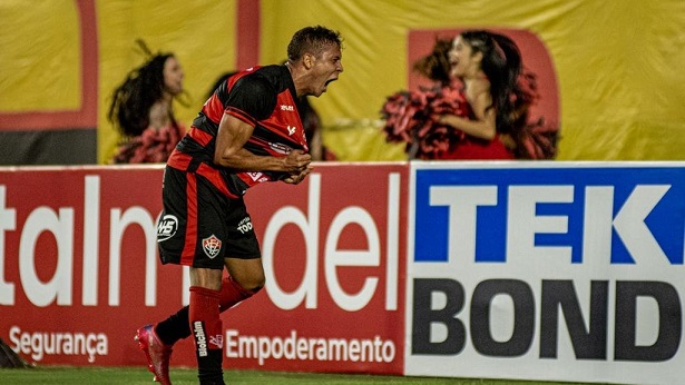 Vitória atropela o Confiança no Barradão e deixa o Z-4 da Série C - esporte