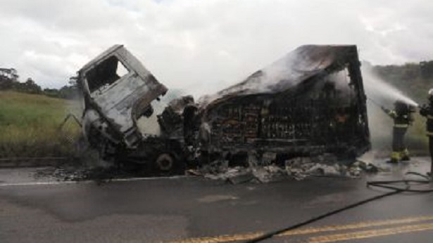 São Gonçalo dos Campos: Caminhão baú carregado de leite pega fogo na BR-101 - sao-goncalo-dos-campos, bahia