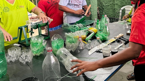 Itacaré: Catadores aprendem a fazer vassouras ecológicas - noticias, itacare