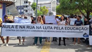 SAJ: Estudantes e servidores da UFRB e IFBA fazem protesto contra corte de verbas - saj, noticias, destaque