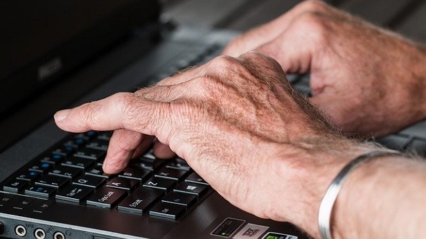 Tecnologia adaptada para idosos pode facilitar rotina na terceira idade - tecnologia