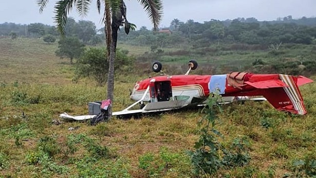 Rui Barbosa: Avião emborca após pouso forçado em zona rural - ruy-barbosa, bahia, transito