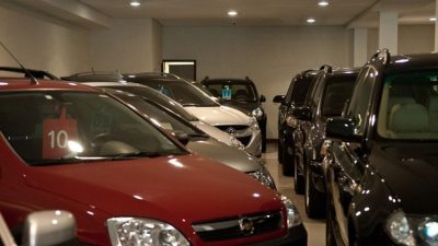 Carros novos em exposição representando o mercado automotivo brasileiro