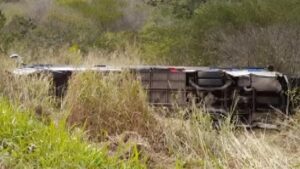 Acidente com ônibus entre Poções e Planalto deixa ao menos 17 feridos - pocoes, madre-de-deus, bahia, transito