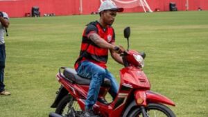 Homem agredido por torcedores do Vitória recebe nova moto no Barradão - noticias, esporte
