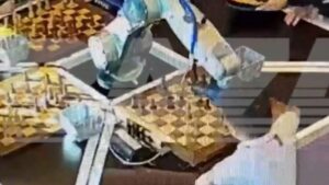 Robô de xadrez quebra o dedo de menino de 7 anos em Moscou - mundo