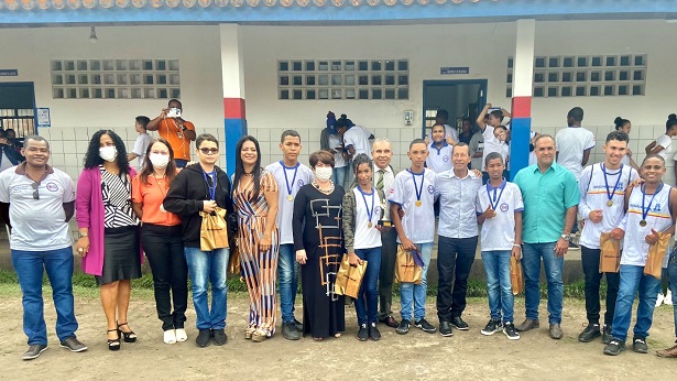 SAJ: Gestão municipal premia alunos que se destacaram no Festival Internacional de Xadrez - saj, bahia