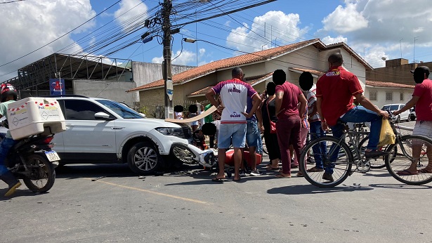 SAJ: Colisão entre carro e moto deixa mulher ferida na Barros e Almeida - saj, destaque, transito