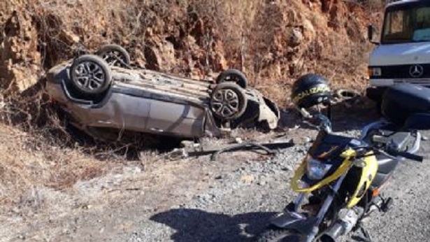 Guanambi: Carro capota e médico sai ileso de acidente na 'Curva da Morte' - guanambi, bahia, transito