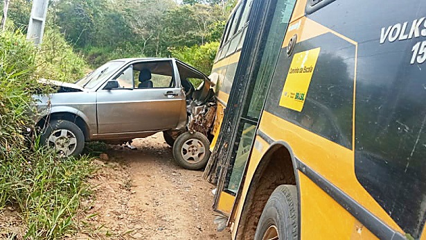 São Felipe: Carro de passeio é atingido por ônibus na Copioba Mirim - sao-felipe, bahia