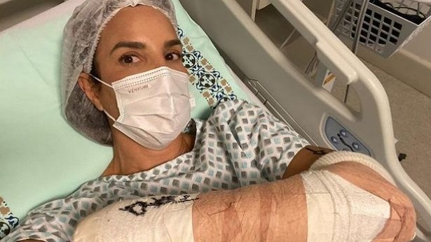 Após sofrer acidente esquiando no exterior, Ivete passa por cirurgia no braço - celebridade