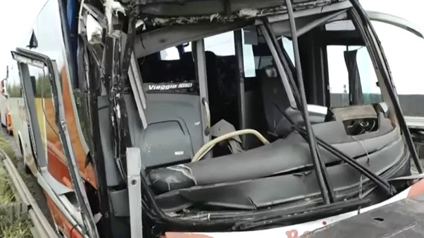 Simões Filho: Batida entre ônibus deixa veículo destruído - simoes-filho, bahia, transito