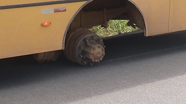 Ubaíra: Pneu de ônibus escolar se solta na BR-420 - ubaira, destaque