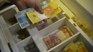 Lula confirma aumento do salário mínimo para R$ 1.320 e elevação da faixa de isenção do IR - brasil