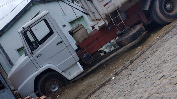 SAJ: Caçamba invade residência após faltar freio - saj, noticias, destaque, transito