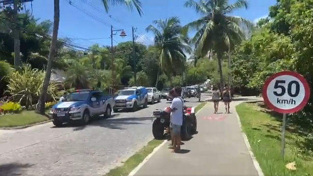 Mata de São João: Manifestantes fazem protesto por implementação de zona azul em Praia do Forte - mata-de-sao-joao, bahia