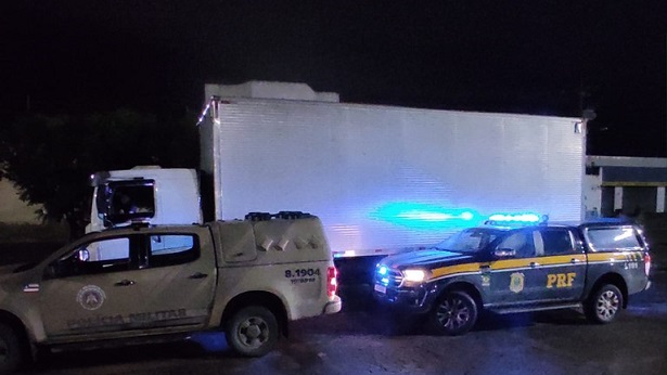 Jequié: Polícias Rodoviária e Militar apreendem caminhão com carga irregular de cigarros - noticias, jequie