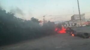Feira de Santana: Grupo de caminhoneiros bolsonaristas interdita BR-116 norte - feira-de-santana, destaque