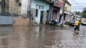 SAJ: Chuva deixa rua alagada nesta sexta-feira - saj, noticias, destaque