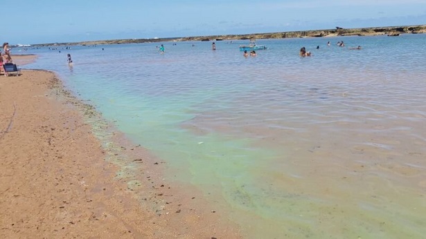 Barra do Jacuípe: Pessoas sofrem coceira e mal-estar após contato com substância desconhecida - camacari, bahia