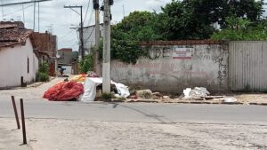 SAJ: Moradores denunciam obstrução de calçada no São Benedito - saj, destaque