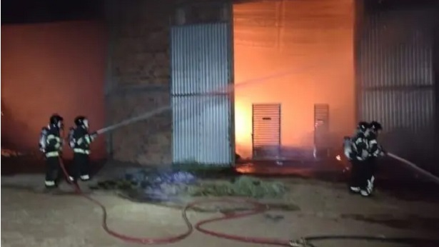 Paulo Afonso: Bombeiros debelam incêndio em galpão - paulo-afonso, bahia