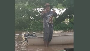 Ipiaú: Canoeiro transporta voluntariamente atingidos por chuva - ipiau, destaque, bahia