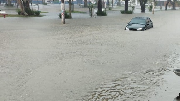 Amargosa: Temporal deixa carro ilhado na Praça do Bosque - noticias, destaque, amargosa