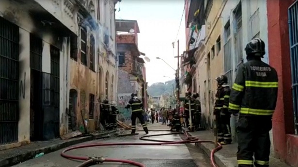 Casarões atingidos por incêndio em Salvador são demolidos - salvador, bahia