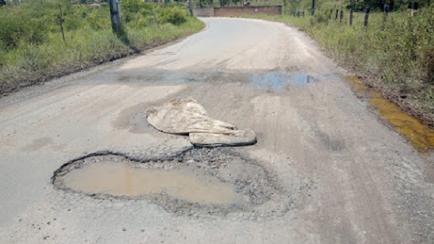 Cruz das Almas: Colchão é usado para tapar buraco em estrada vicinal - noticias, destaque, cruz-das-almas