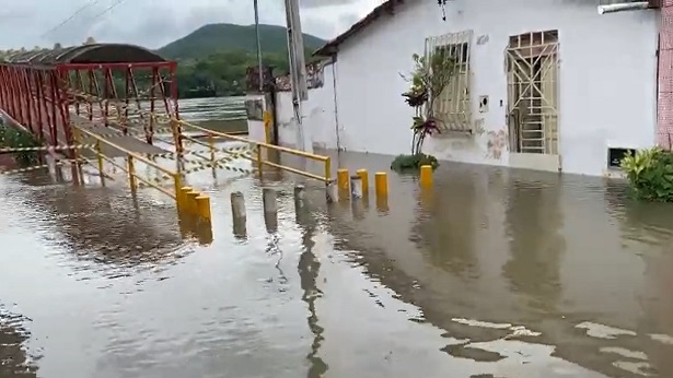 Jequié: Defesa Civil interdita passarela após rio transbordar - jequie, bahia
