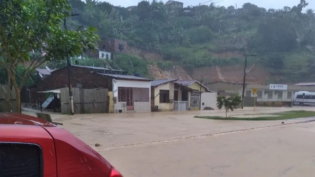 Jiquiriçá: Ruas são interditadas após forte chuva - jiquirica, destaque