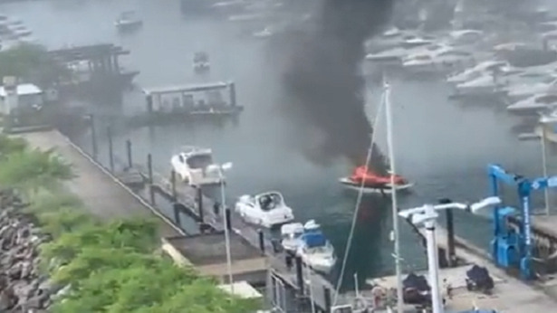 Lancha pega fogo no centro de lazer Bahia Marina em Salvador - noticias, bahia