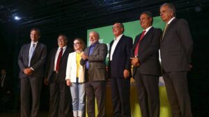 Lula anuncia cinco ministros do futuro governo - politica