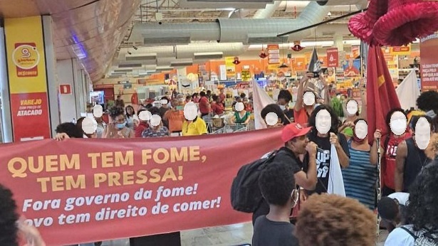 Grupo de manifestantes protesta contra fome e ocupa supermercado em Salvador - salvador, bahia