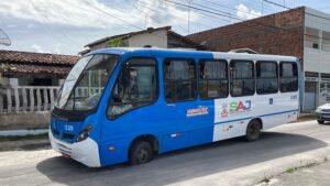 SAJ: Ônibus fica preso em buraco após asfalto ceder - saj, noticias