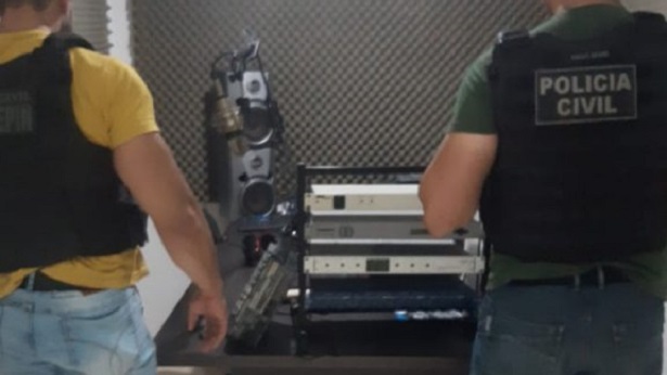 Teixeira de Freitas: Polícia Civil fecha 2 rádios clandestinas e conduz pastor à delegacia - teixeira-de-freitas