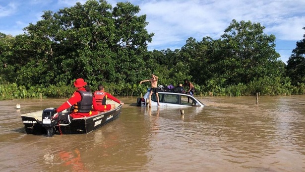 Canavieiras: Homens são resgatados após carro ficar quase submerso - noticias, destaque, canavieiras