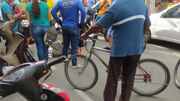 SAJ: Ciclista é derrubado por porta de carro nas Quatro Esquinas - saj, noticias, destaque