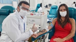 Cantora Ju Moraes doa sangue no lançamento da campanha de verão da Hemoba - noticias, bahia