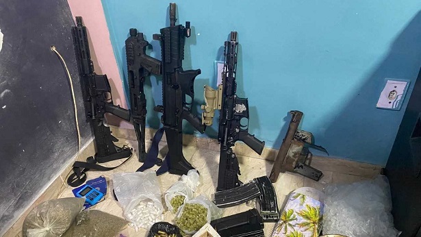 PM apreende armas, munições e drogas em Salvador - bahia